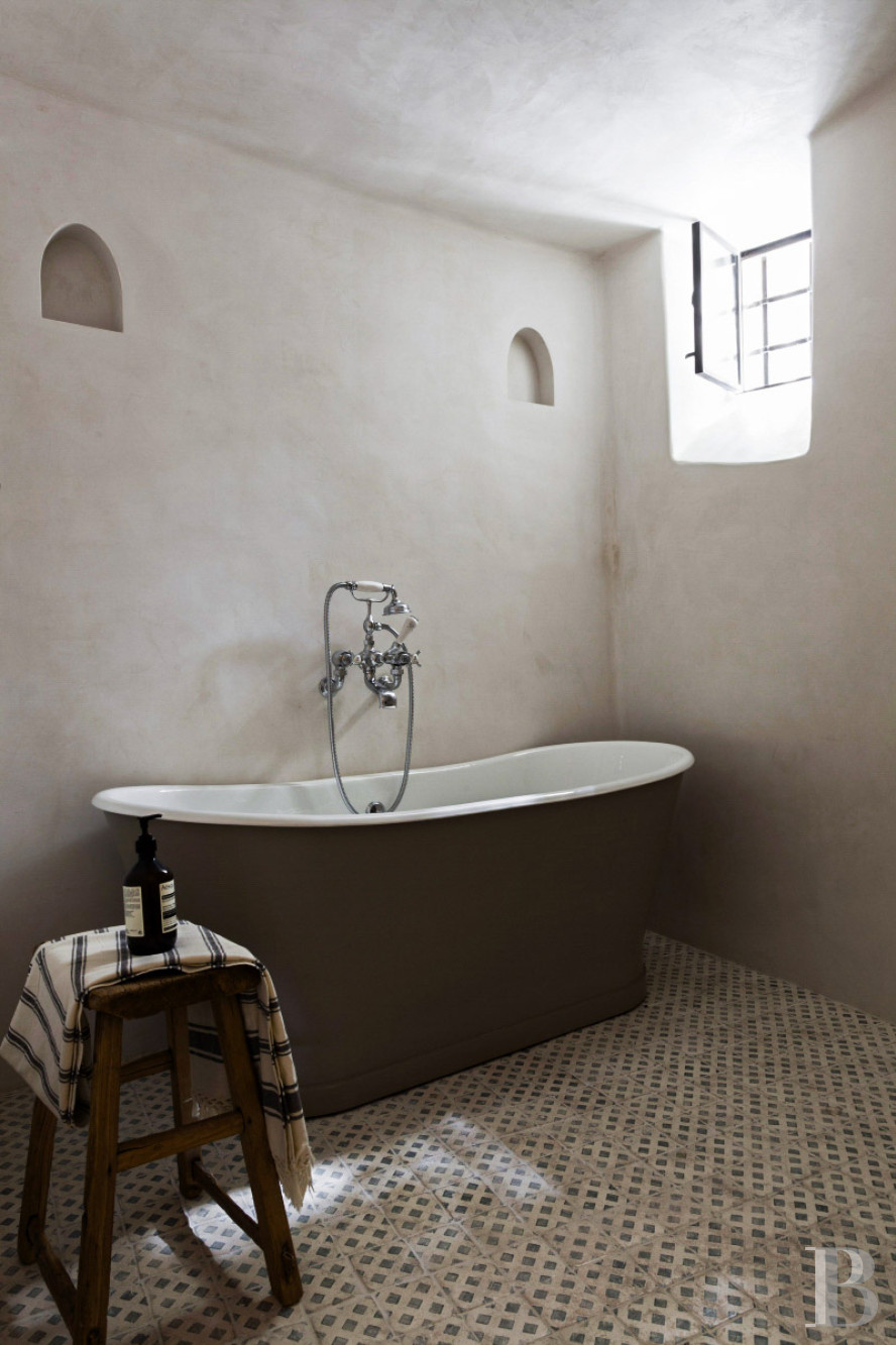 Dans les Bouches-du-Rhône, entre Avignon et Arles, une maison de village des 13e et 14e siècles - photo  n°19